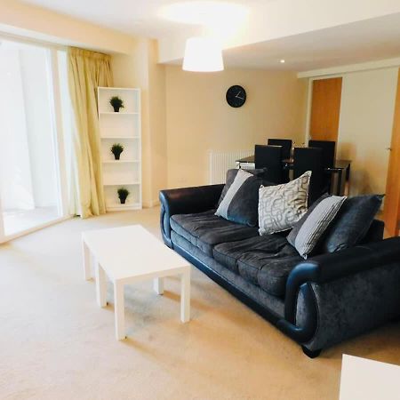 Modern 2 Bed Apartment Close To Gla Airport & M8 Paisley Exterior photo