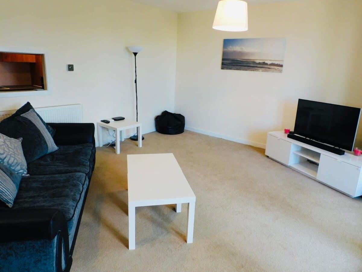 Modern 2 Bed Apartment Close To Gla Airport & M8 Paisley Exterior photo